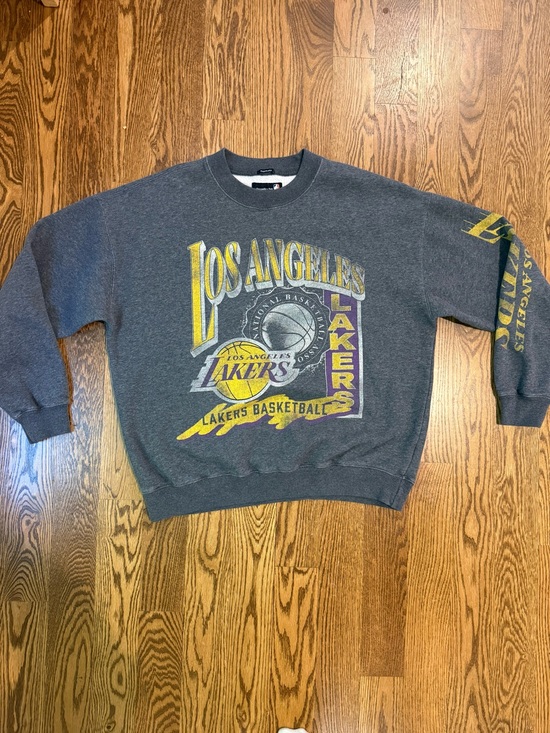 Abercrombie & Fitch Other - Abercrombie & Fitch Gray Los Angeles Lakers Graphic Crewneck